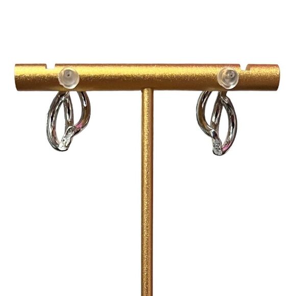 🤯5/$20🤯 Silver Tone Twist Earring - Picture 4 of 4